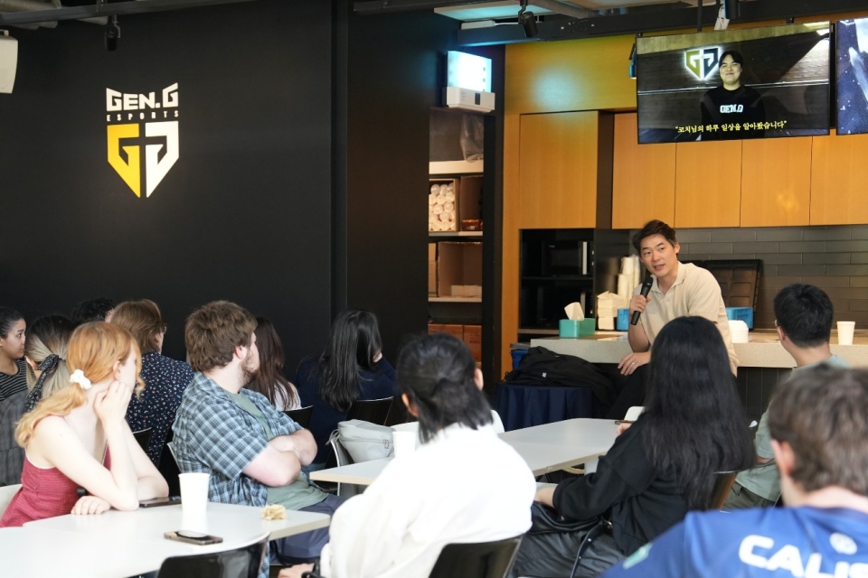 게임으로 소통을 배우다: ‘Literature and Gaming’ 수업, Gen.G 본사 방문 사진